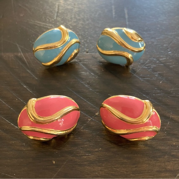 Set of 2 pairs of oval shaped gold tone with blue/pink color earrings - Picture 3 of 6
